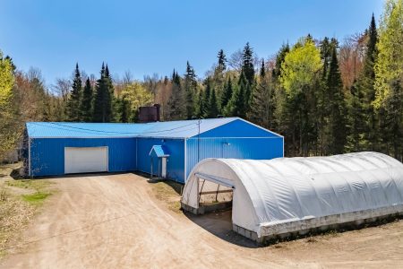 Bâtisse industrielle à Saint-Élie-de-Caxton